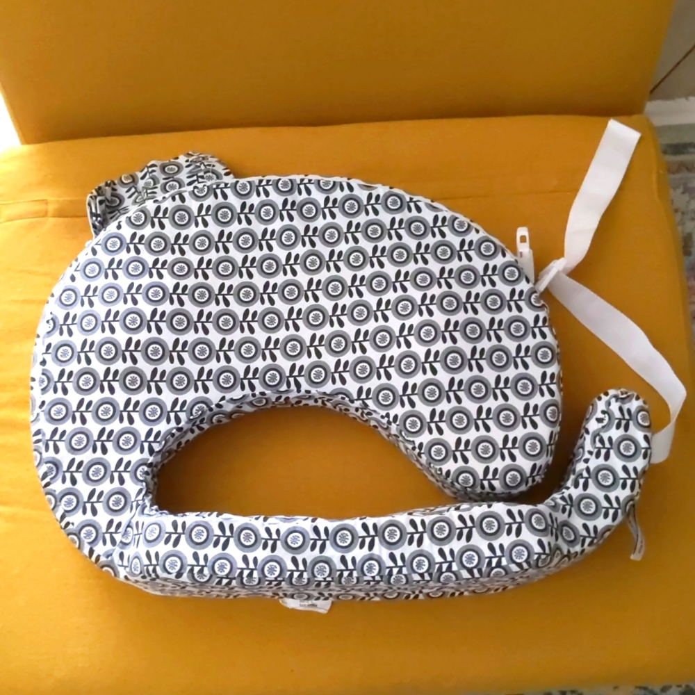 Like New condition My BrestFriend breastfeeding pillow
